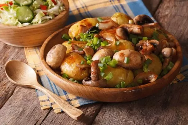 Image Oven-roasted potatoes with mushrooms